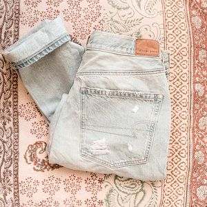 American Eagle Distressed mom Jean